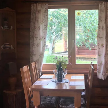 山林小屋 Log Village