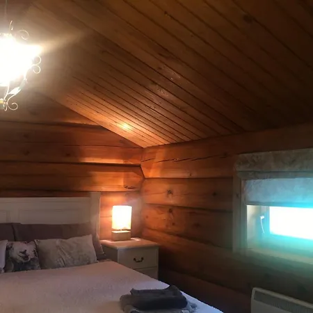 Деревянный коттедж Log Village