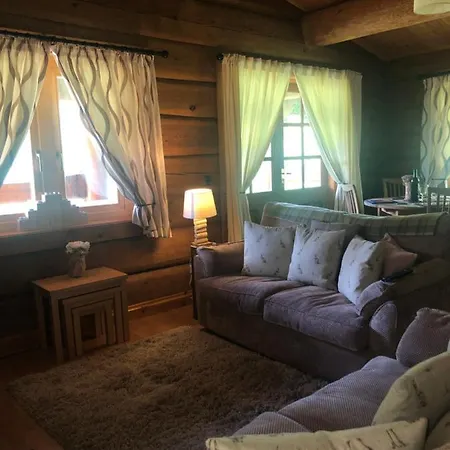 Log Village بيت خشبي ألفرستون