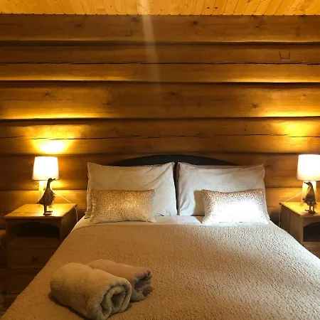 Log Village ألفرستون