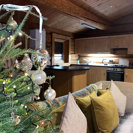 Log Village بيت خشبي ألفرستون